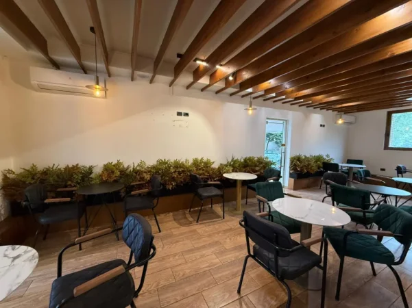 Tirane, shitet bar-kafe Kati 0, 73 m² 249.999 € (Porcelan)
