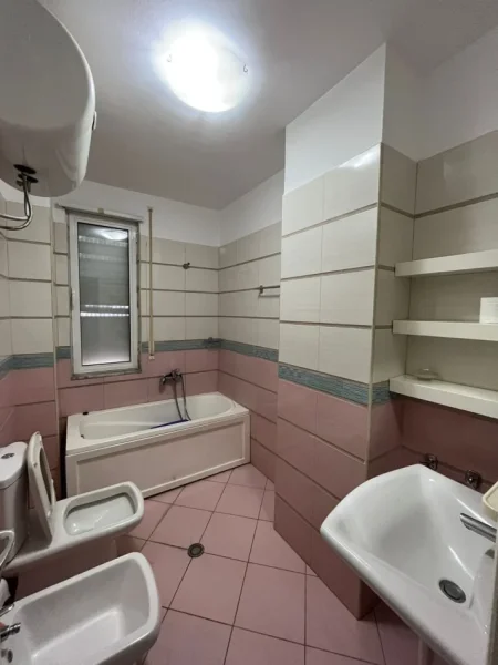 Tirane, jepet me qera apartament 2+1 Kati 2, 103 m² 500 € (Fresku)