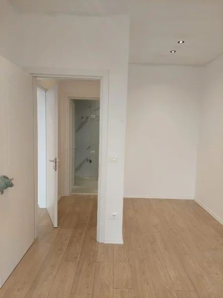 Tirane, jepet me qera ambjent biznesi Kati 4, 62 m² 680 € (Rruga e Kavajes)