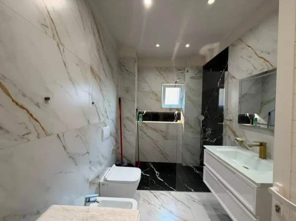 Tirane, jepet me qera apartament 2+1 Kati 2, 103 m² 850 € (PALLATI ME SHIGJETA)