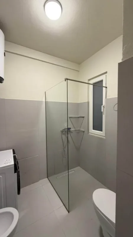 Tirane, jepet me qera apartament 1+1 , 100 m² 650 € (GREEN CITY)