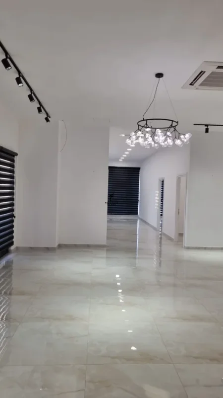 Tirane, jepet me qera zyre Kati 1, 227 m² 3.200 € (RRUGA E DIBRES)