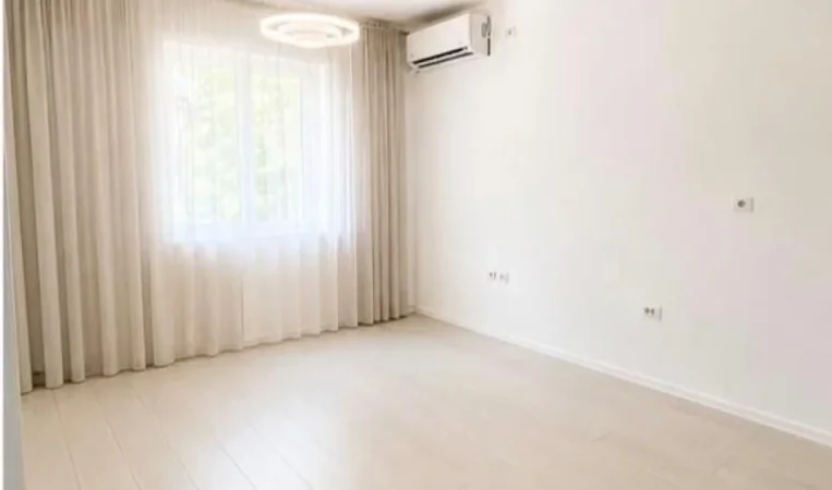 Tirane, jepet me qera ambjent biznesi Kati 2, 50 m² 650 € (Pallatet Agimi)