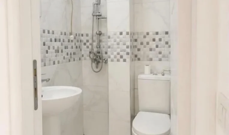 Tirane, jepet me qera ambjent biznesi Kati 2, 50 m² 650 € (Pallatet Agimi)