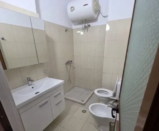 Tirane, jepet me qera apartament 1+1+Ballkon Kati 5, 60 m² 470 € (KODRA E DIELLIT)