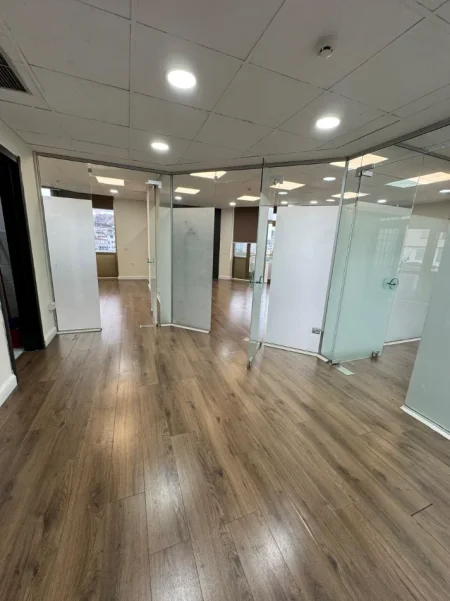 Tirane, jepet me qera zyre Kati 7, 100 m² 1.500 € (SHESHIK WILLSON)