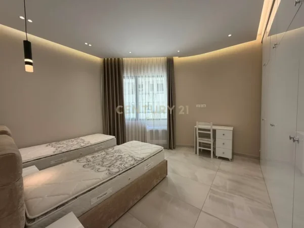 Tirane, jepet me qera apartament 2+1+Ballkon Kati 4, 120 m² 1.000 € 