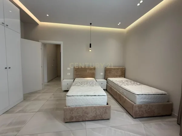 Tirane, jepet me qera apartament 2+1+Ballkon Kati 4, 120 m² 1.000 € 