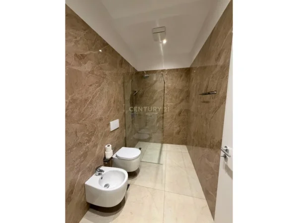 Tirane, jepet me qera apartament 2+1+Ballkon Kati 4, 120 m² 1.000 € 