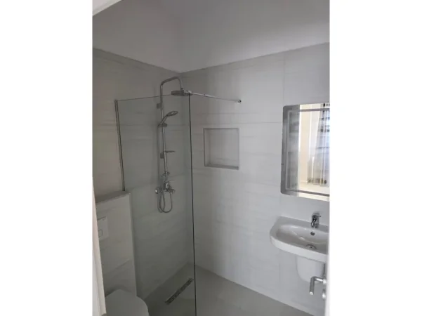 Tirane, jepet me qera apartament 2+1+Ballkon Kati 4, 120 m² 1.000 € 