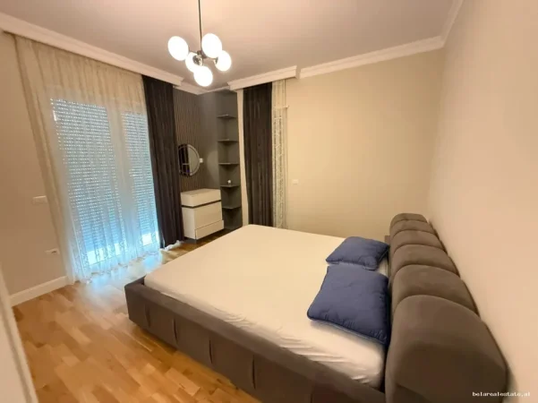 Tirane, jepet me qera apartament 1+1+Ballkon Kati 1, 112 m² 1.100 € (rruga e vilave)