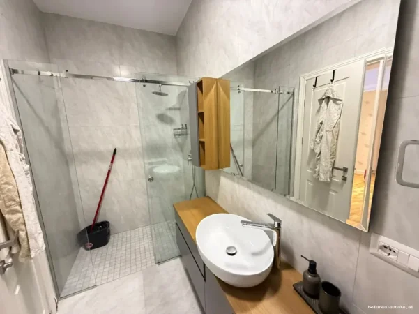 Tirane, jepet me qera apartament 1+1+Ballkon Kati 1, 112 m² 1.100 € (rruga e vilave)