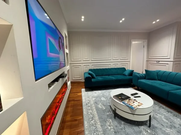 Tirane, jepet me qera apartament+verande | Penthouse 2+1 Kati 9, 1.700 € (Rruga e Kavajes)