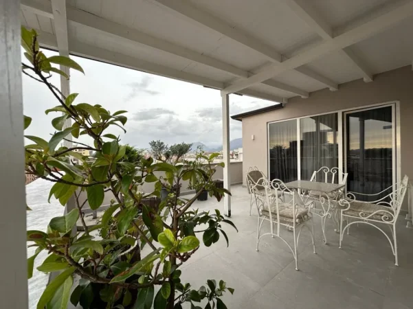Tirane, jepet me qera apartament+verande | Penthouse 2+1 Kati 9, 1.700 € (Rruga e Kavajes)
