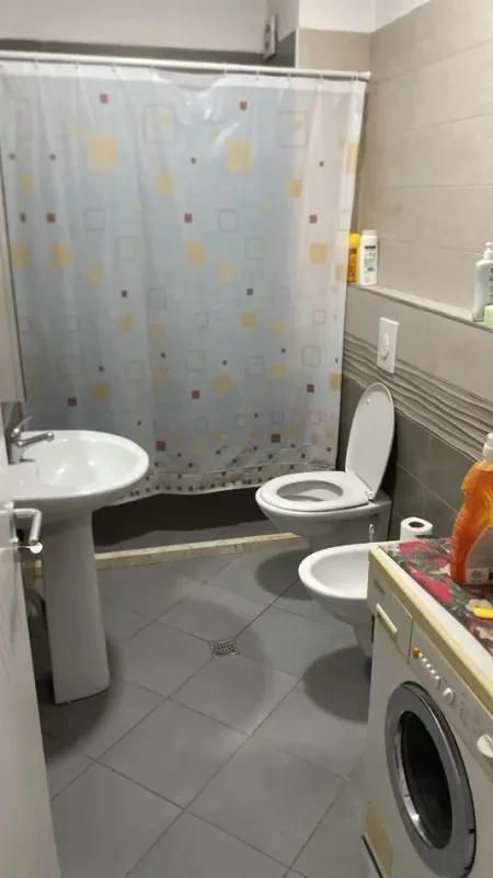 Tirane, jepet me qera apartament 1+1 Kati 3, 80 m² 450 € (Rruga Njazi Meka)