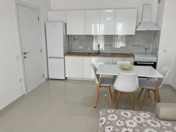 Tirane, jepet me qera apartament 1+1 Kati 5, 70 m² 550 € (Rruga e Dibrës)