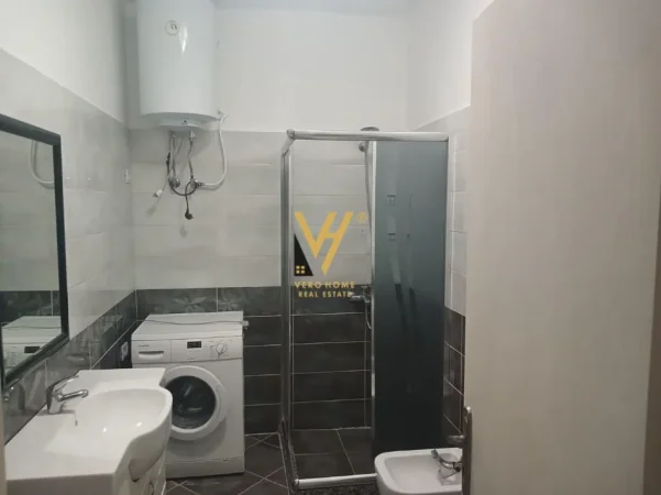 Tirane, jepet me qera apartament 2+1+Ballkon Kati 8, 90 m² 570 € (FRESKU)