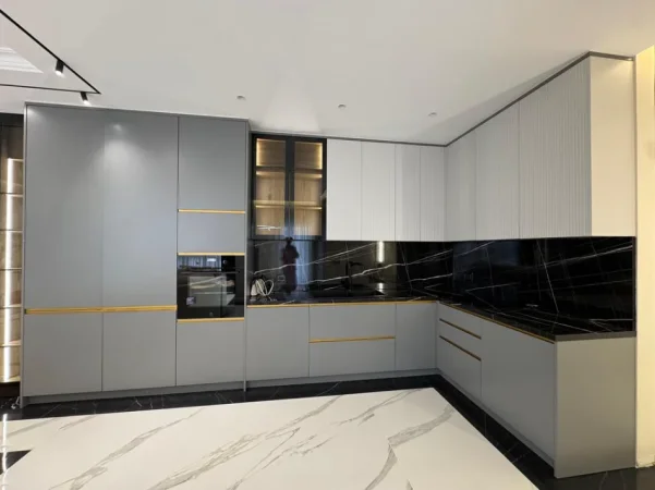 Tirane, shitet apartament 3+1 Kati 5, 168 m² 420.000 € (BULEVARDI I RI)