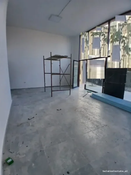 Tirane, jepet me qera dyqan Kati 0, 55 m² 630 € (don bosko)