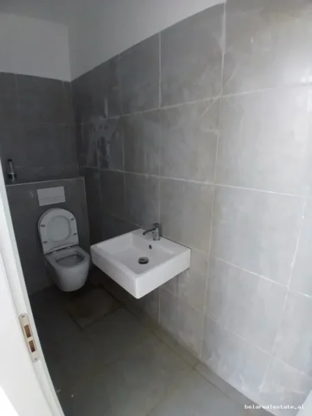 Tirane, jepet me qera dyqan Kati 0, 55 m² 630 € (don bosko)