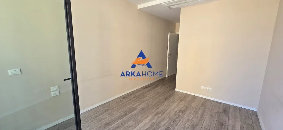 Tirane, jepet me qera ambjent biznesi Kati 0, 102 m² 1.500 € 