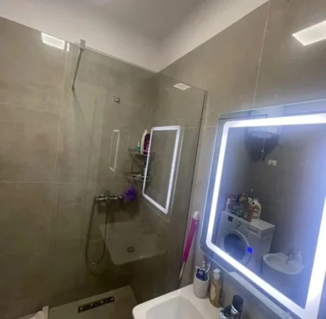Tirane, jepet me qera apartament 1+1 Kati 4, 65 m² (Spitali Amerikan 2)