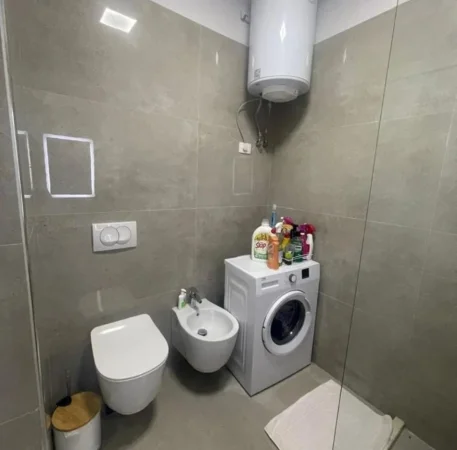 Tirane, jepet me qera apartament 1+1 Kati 4, 65 m² (Spitali Amerikan 2)
