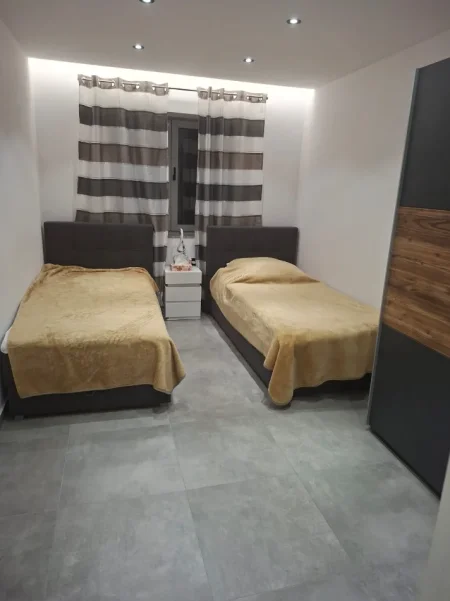 Tirane, jepet me qera apartament 1+1 Kati 1, 60 m² 750 € (Komuna e Parisit)