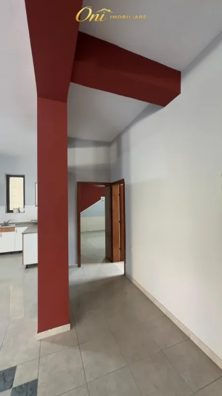 Tirane, jepet me qera zyre Kati 2, 120 m² 950 € (QENDER)