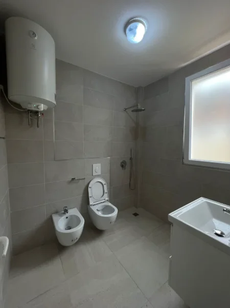 Tirane, jepet me qera apartament 1+1 Kati 1, 70 m² 400 € (qsut)