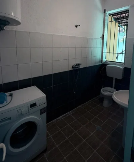 Tirane, jepet me qera apartament 1+1 Kati 1, 65 m² 400 € (Zogu i Zi)