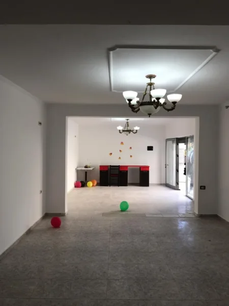 Tirane, jepet me qera ambjent biznesi Kati 1, 170 m² 1.500 € (Ali Demi)