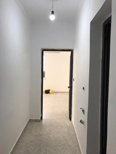 Tirane, jepet me qera ambjent biznesi Kati 1, 170 m² 1.500 € (Ali Demi)