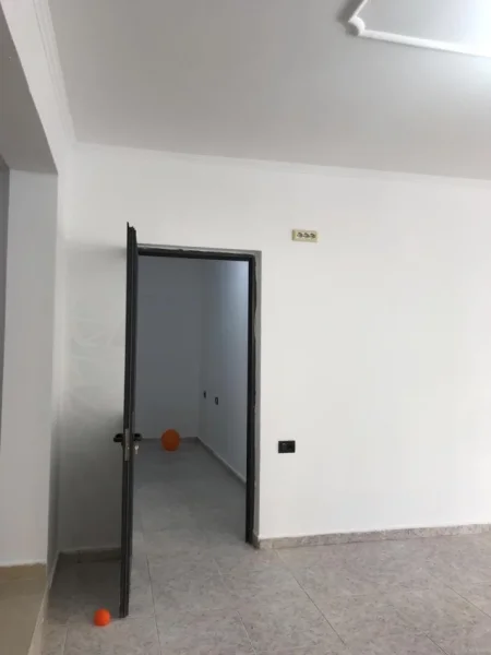 Tirane, jepet me qera ambjent biznesi Kati 1, 170 m² 1.500 € (Ali Demi)