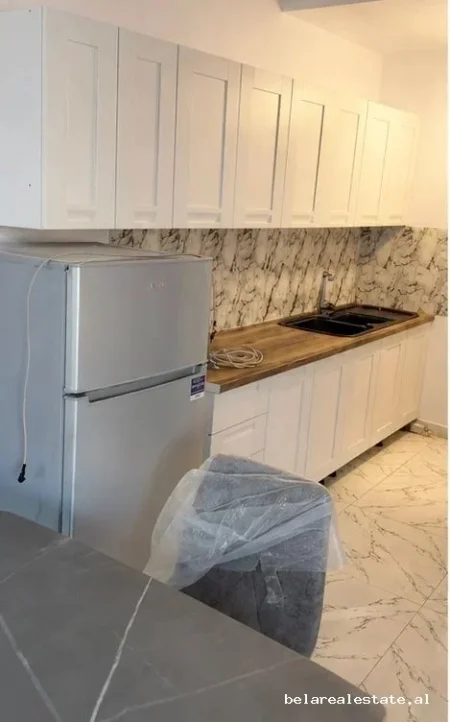 Tirane, jepet me qera apartament 1+1+Ballkon Kati 2, 625 m² 625 € (rruga e kavajes)