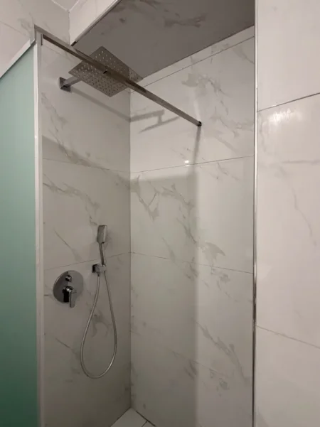 Tirane, jepet me qera apartament 1+1 Kati 5, 62 m² 650 € (rruga kosovarve)
