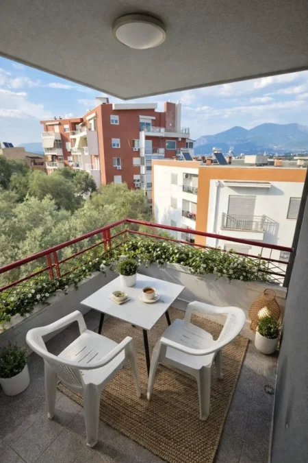 Tirane, jepet me qera apartament 3+1 Kati 5, 111 m² 900 € (Liqeni i Thatë)