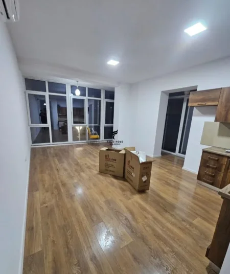 Tirane, jepet me qera zyre Kati 1, 140 m² 1.300 € (KOMUNA E PARISIT)