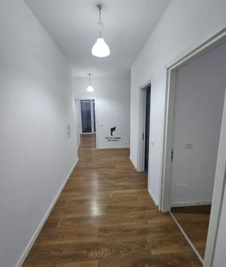 Tirane, jepet me qera zyre Kati 1, 140 m² 1.300 € (KOMUNA E PARISIT)