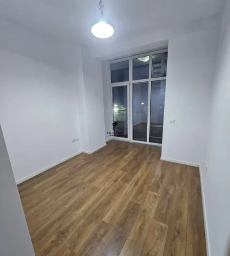 Tirane, jepet me qera zyre Kati 1, 140 m² 1.300 € (KOMUNA E PARISIT)