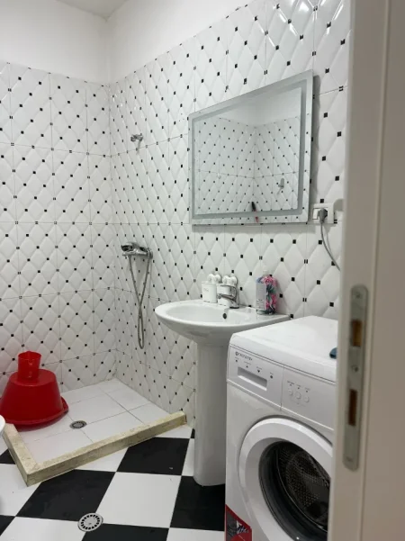 Tirane, jepet me qera apartament 2+1 Kati 3, 95 m² 650 € (21 Dhjetori/Inxhinieria e Ndertimit.)