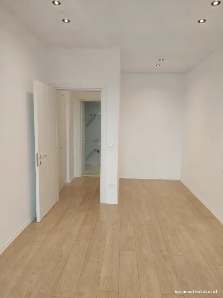 Tirane, jepet me qera zyre Kati 4, 62 m² 670 € (Garden Building)