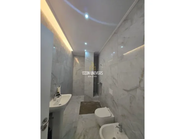 Tirane, jepet me qera apartament 1+1+Ballkon Kati 2, 67 m² 600 € (Komuna e Parisit)