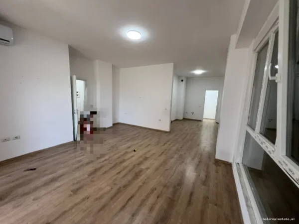 Tirane, jepet me qera zyre Kati 1, 130 m² 1.100 € (rruga e dafinave)
