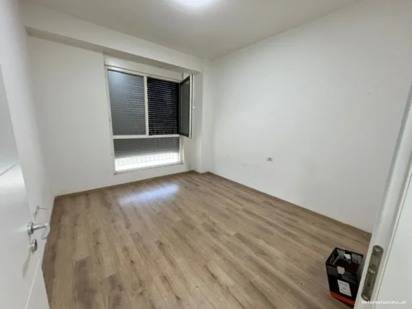 Tirane, jepet me qera zyre Kati 1, 130 m² 1.100 € (rruga e dafinave)