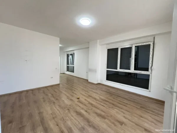 Tirane, jepet me qera zyre Kati 1, 130 m² 1.100 € (rruga e dafinave)