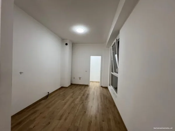 Tirane, jepet me qera zyre Kati 1, 130 m² 1.100 € (rruga e dafinave)