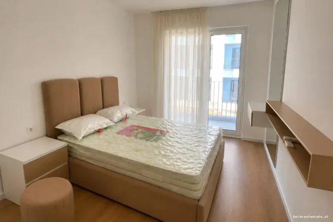 Tirane, jepet me qera apartament 1+1+Ballkon Kati 3, 55 m² 520 € (fresku)