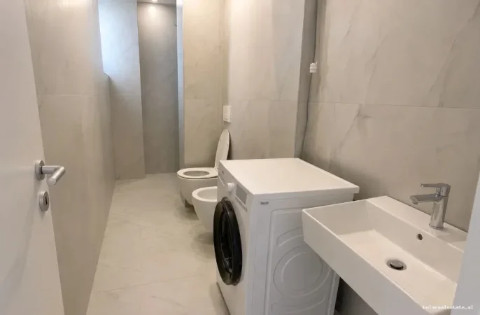 Tirane, jepet me qera apartament 1+1+Ballkon Kati 3, 55 m² 520 € (fresku)
