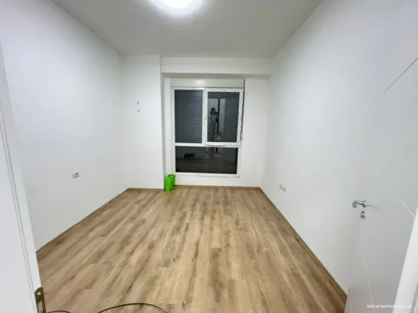 Tirane, jepet me qera zyre Kati 1, 130 m² 1.100 € (rruga e dafinave)